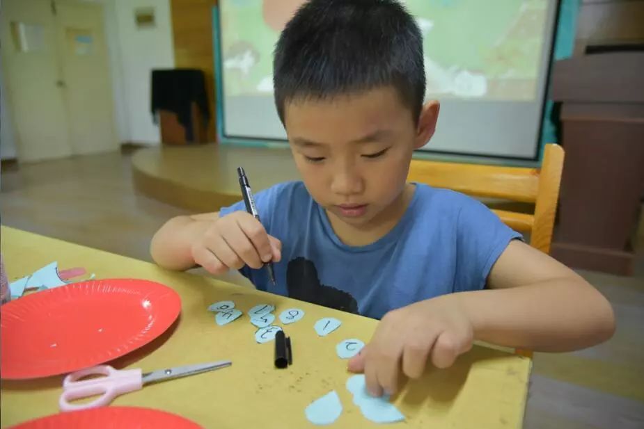 童眼看世界，巧手塑未來——我館成功舉辦“環保手工變廢為寶”科普知識活動